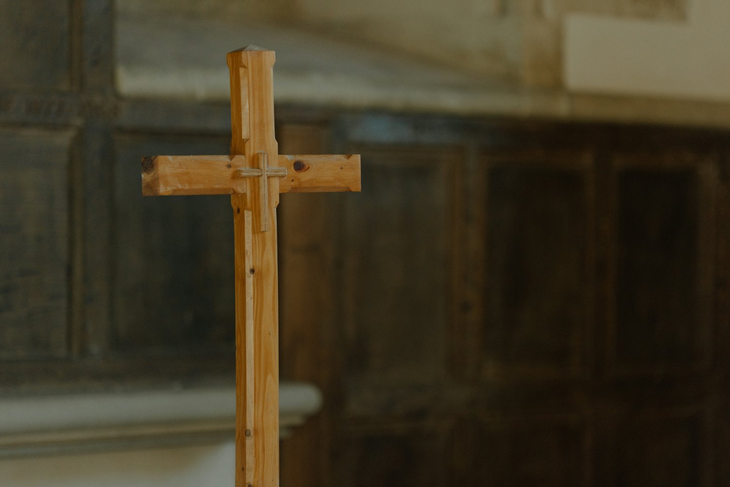 Una piccola croce di legno sovrapposta a una croce di legno più grande.
